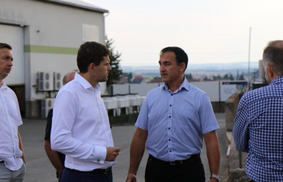 Významná návštěva v Litomyšli. Na biometanovou stanici se přijel podívat ministr životního prostředí Petr Hladík | HUTIRA green gas
